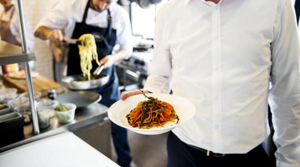 Soluție inedită pentru criza forței de muncă în Italia. Patronul unui restaurant: „Ofer 300 de euro dacă îmi găsiți un ospătar”