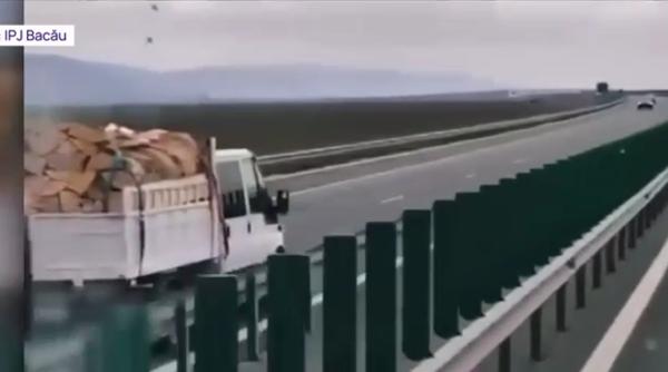 Dubă plină ochi de lemne, surprinsă mergând pe contrasens pe autostradă  