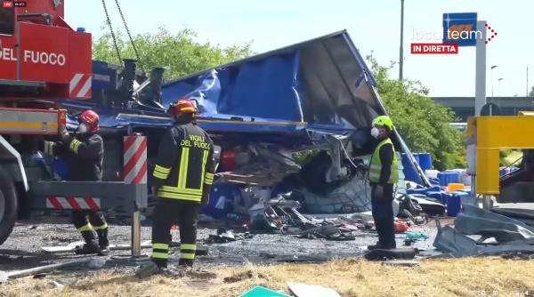 Șapte victime într-un accident grav în Italia. Un camion cu acid a lovit un autoturism