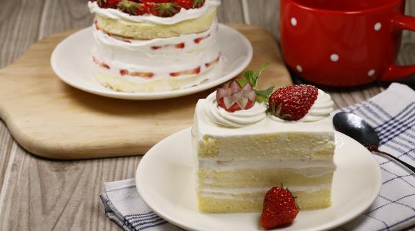 Rețeta japoneză de tort pufos cu căpșuni, perfect pentru zilele calde de vară