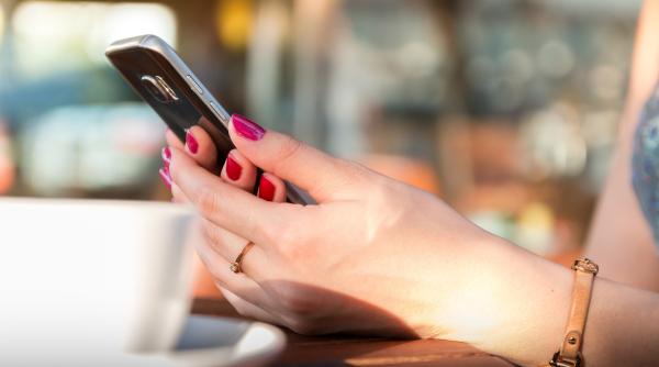 ”Afacerea” unei românce din Italia: Fura telefoanele mobile de la persoane cu dizabilități și le cerea bani pentru răscumpărare 