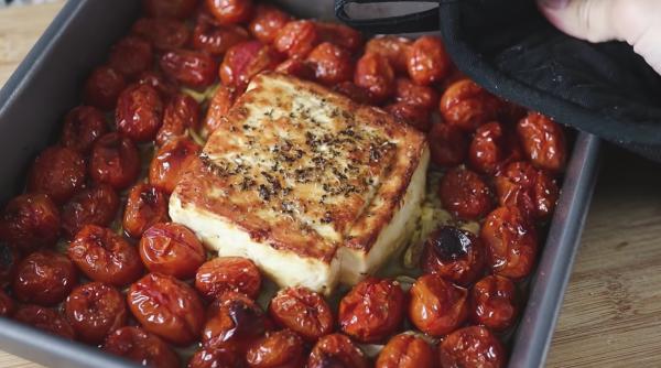 Feta la cuptor în stil grecesc: Un aperitiv mediteranean plin de savoare