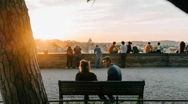 Român înjunghiat de o femeie în timp ce mânca un sandviș într-un parc din Italia