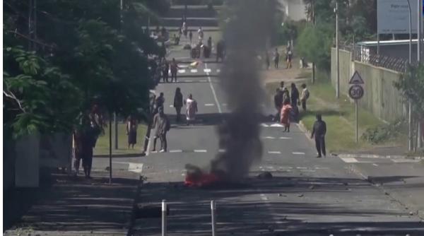 Trei români, prinși în haosul din Noua Caledonie. MAE ține legătura cu ei în permanență