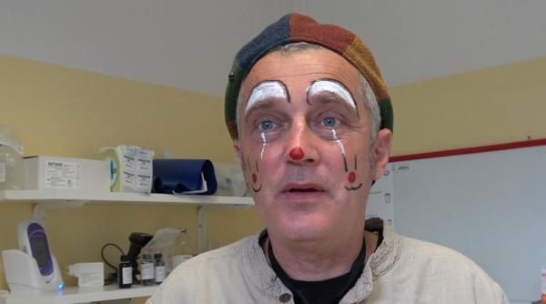 Povestea lui Michele, clovnul care aduce zâmbete pe fețele micuților bolnavi de cancer din Bologna