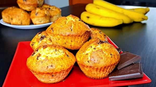 Brioșe proteice cu ciocolată și banane - un desert extrem de delicios și sănătos!