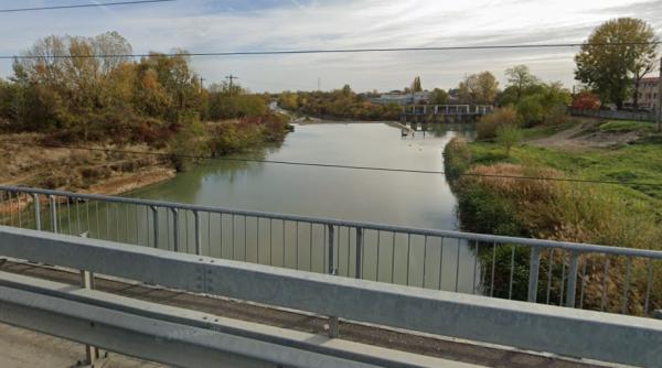 "Dezastru ecologic" la Târgoviște. Râul Ialomiţa a devenit un râu de nămol, după decolmatarea barajului de la Pucioasa