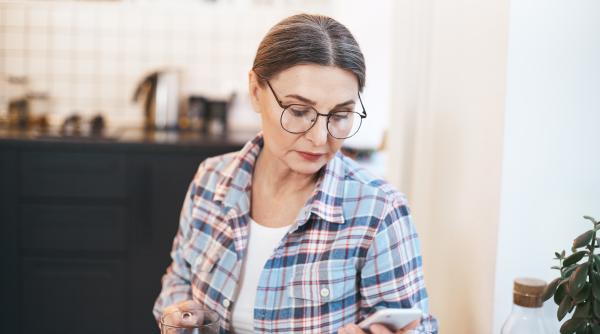 Îngrijitoare româncă din Italia, înșelată pe Facebook. I-a dat 23.000 euro unui bărbat care i-a promis că se vor căsători