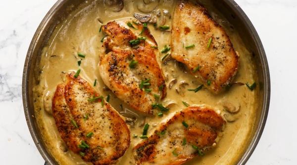 Rețetă: Piept de pui la cuptor cu sos de brânză și garnitură de ciuperci