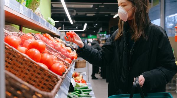 Scandal după anunțul că adaosul comercial va fi plafonat pentru produsele românești din supermarketuri. Retailerii sunt furioși 