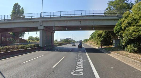 Supărată că a luat 5 la școală, o italiancă și-a abandonat fiica pe autostradă