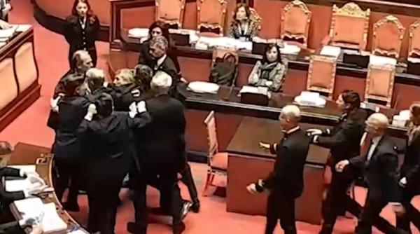 Senatul Italiei s-a transformat în ring de box în timpul discuției despre mandatul de prim-ministru/ VIDEO