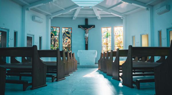 Mesajul ironic al unui preot, după ce un hoț a furat statuia lui Iisus: „Bravo ție, l-ai slujit pe Stăpân chiar dacă nu ai știut!” .