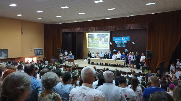 Șefa de promoție de la Ineu, discurs dur despre școala românească, în fața profesorilor: "Ne-ați învățat cum să fim superficiali" 