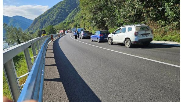 Valea Oltului complet blocată, după ce două tiruri au făcut accident vineri dimineață