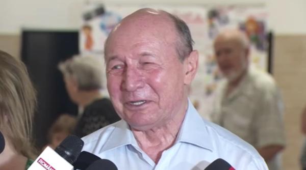 Traian Băsescu a votat. Fostul președinte, pus pe glume: „Am trecut prin furtună, prin război. Ce, mă încurc în cinci buletine de vot?"