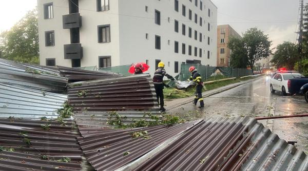 Dezastru provocat de vijelia puternică din Deva: acoperișul unui bloc a fost smuls de vânt POZE