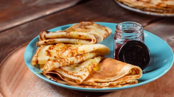 Rețetă ușoară de clătite cu cremă de caramel făcută în casă – desert delicios și rapid