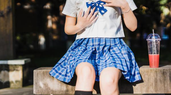 Scandal la o școală din Marea Britanie: Eleve trimise acasă "pentru că aveau fustele prea scurte”