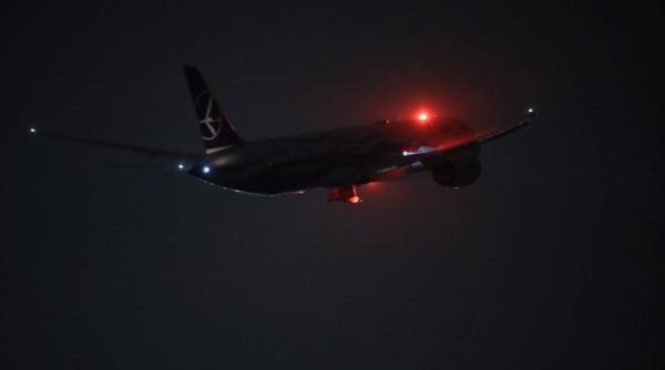 Trei stewardese, rănite în zborul Hamburg - București. Avionul a aterizat de urgență pe aeroportul Otopeni