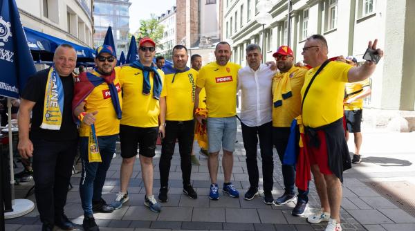 Marcel Ciolacu a cântat și a făcut poze cu suporterii români la Meciul România - Ucraina: „Sunt mândru să fiu alături de ei pe stadion”
