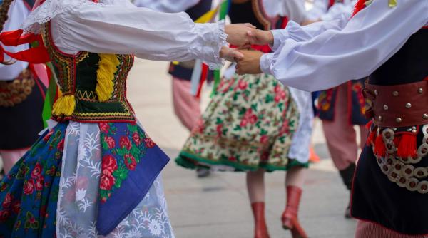 Dans românesc pe muzică italiană. Valeriu Barbu: "S-a făcut cerc în jurul nostru, le-a plăcut cum am interpretat muzica lor"