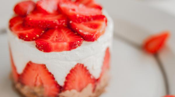 Prăjitură cu mousse de căpșuni: Deliciul perfect pentru orice ocazie