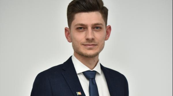 Un român cu studii la Londra s-a întors în țară și a devenit primar la 26 de ani. A învins un edil cu 5 mandate