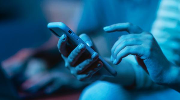 ANCOM îi avertizează pe români cu privire la accesarea involuntar a roamingului la graniţă