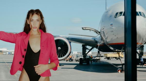 O companie aeriană spaniolă a refuzat îmbarcarea unei pasagere „prea dezbrăcate”. Amendă usturătoare