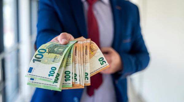 România adoptă salariul minim european, începând din toamnă. Guvernul a aprobat legea