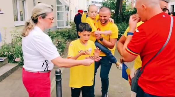 Gest superb: O femeie din Germania a servit fanii României cu bomboane pe stradă