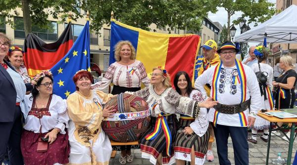 Românii au scris istorie în Germania. Două recorduri mondiale: brâu românesc de 1.667,41 m, cu o greutate de 70 kg - FOTO