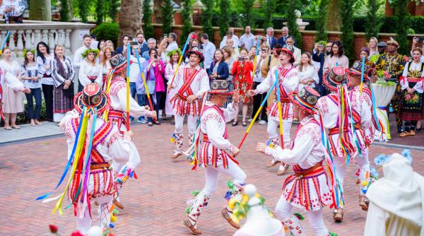 Spectacol inedit la Londra pentru români: Călușarii și Morris Dancers au dansat împreună de Ziua IEI