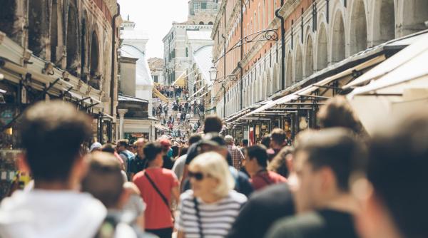 Aproape 20.000 de români au murit în străinătate, în ultimii 10 ani. Se propune constituirea unui fond dedicat repatrierii