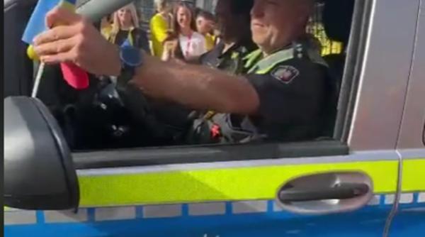 Un polițist german și-a pus steagul României la oglinda mașinii