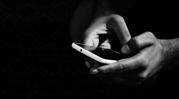 Studiu: dependența de internet poate afecta creierul adolescenților