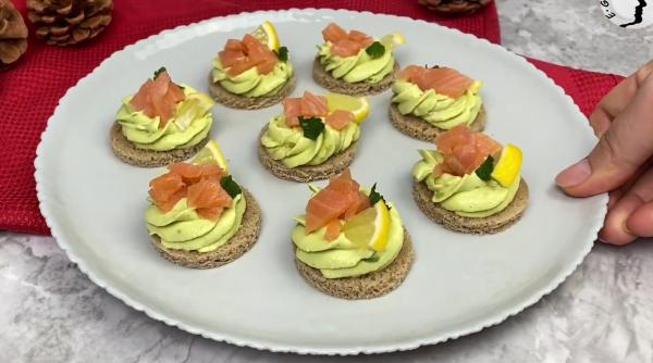 Rețetă delicioasă de tartine cu somon afumat și avocado