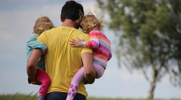 Un bărbat riscă să intre la închisoare, după ce a plecat cu copiii în vacanță în România și nu s-a mai întors