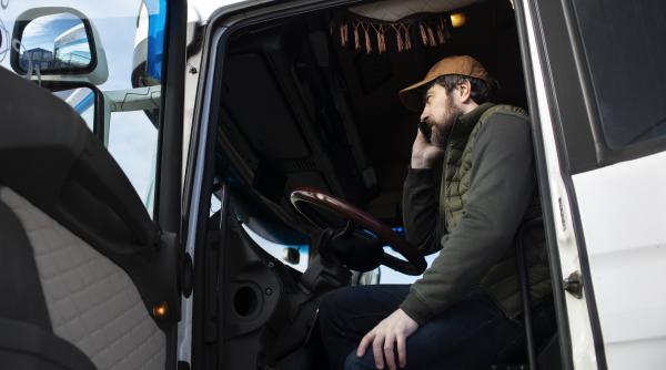 Șoferii români de TIR, vânați de companiile din Europa. Anunț de angajare: "3.450 de euro și dispecerat în limba română"