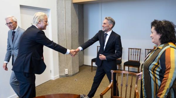 Fost șef al serviciilor secrete, noul premier al Olandei. Cele mai multe ministere, conduse de extremiștii lui Wilders 