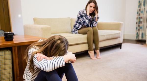 O studentă din București și-a dat părinții în judecată. Le cere 2.000 de lei pe lună pentru că sunt prea stricți