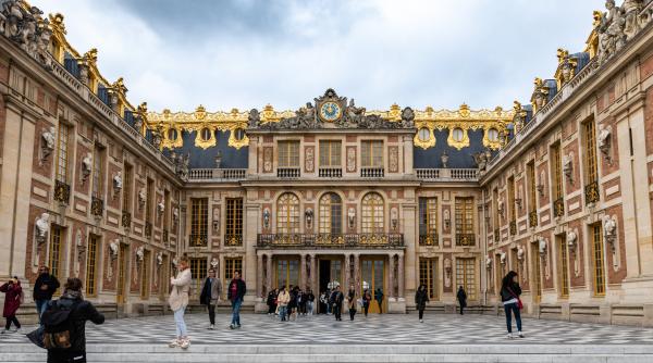 Palatul Versailles a fost evacuat, operațiunea de securitate fiind în desfășurare. Autoritățile spun să evitați zona