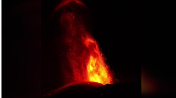 Vulcanul Etna din Sicilia a erupt dramatic, trimițând cenușă la 4,5 kilometri înălțime. Imagini spectaculoase