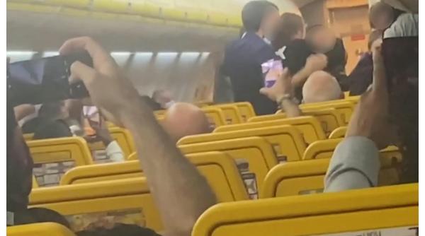 Bătaie generală într-un zbor Ryanair, care trebuia să aterizeze la Londra. Piloții au întors avionul pe aeroport 