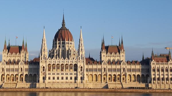 Ungaria vrea să taxeze suplimentar băncile și multinaționalele, bani care vor ajunge într-un "fond pentru apărare"