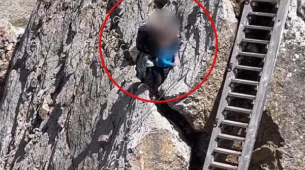 Doi adulți au fost surprinși traversând munții Dolomiți cu doi copii mici fără echipament
