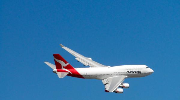 O femeie care nu a mai călătorit niciodată cu avionul a deschis din greșeală ușa de urgență în loc de toaletă