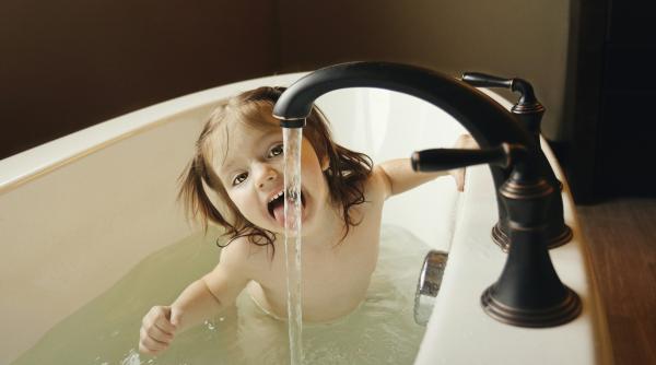 Discuție controversată: O asistentă medicală spune că își spală copiii doar o dată pe săptămână 