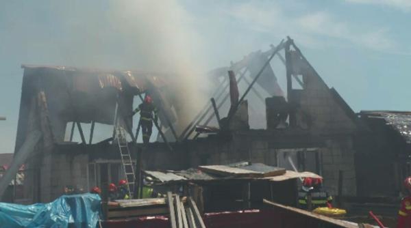 Ghinion teribil pentru o familie de români care muncește în străinătate: casa ridicată cu greu a ars de două ori într-un an